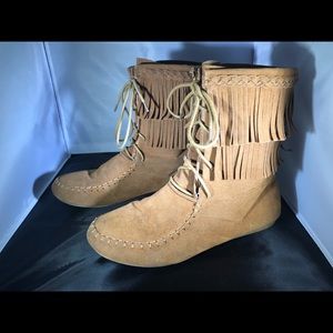 Brown boots with fringe